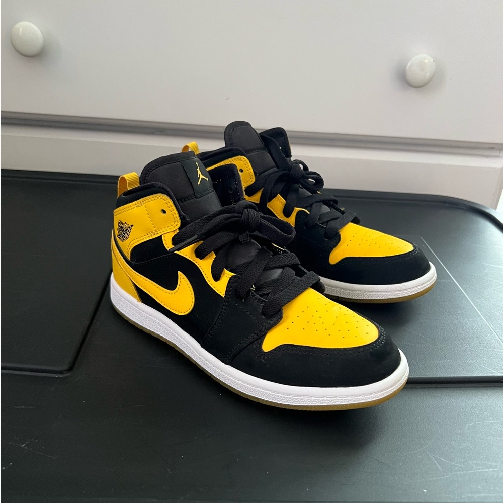 Jordan 1 Mid - New Love